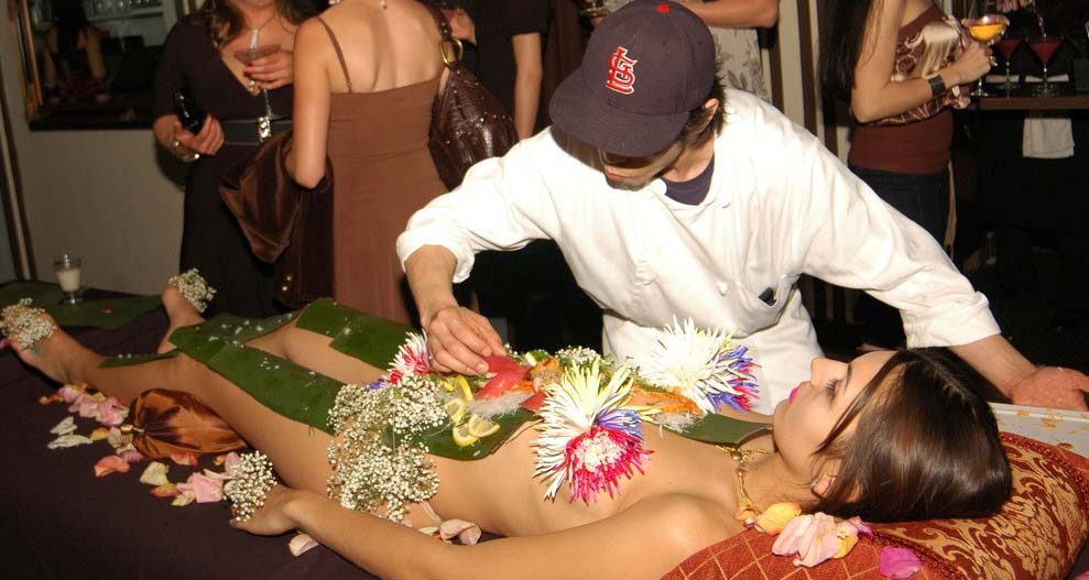 Любители извращенцы. Ресторан Nyotaimori Япония. Ресторан Hadaka sushi. Hadaka sushi, США.