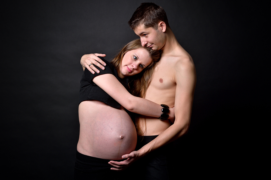 Беременную жену друзьям видео. Фотосессия беременности с мужем. Фотосессии с беременными.
