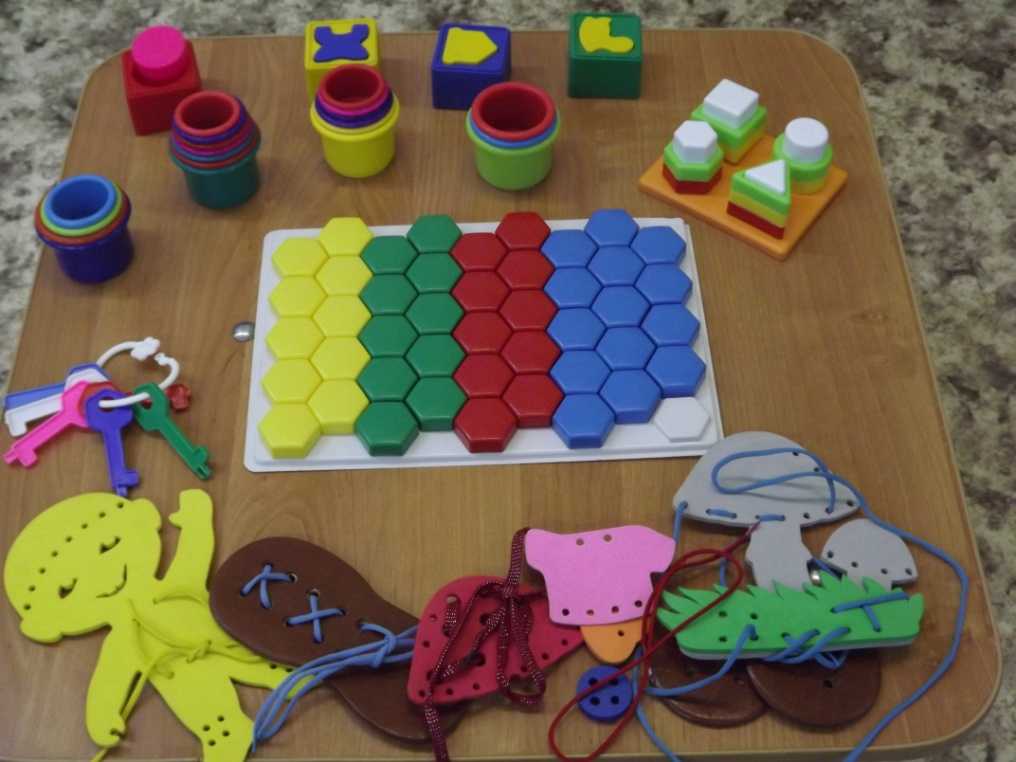 Сенсорное развитие первая младшая. Дидактические игрушки. Игрушки для сенсорного развития. Развивающие игрушки для детей раннего возраста. Дидактические игрушки для детского сада.