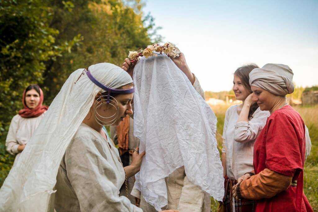 Невесты свахи. Свадебные обряды. Традиционная свадьба. Русский свадебный обряд. Традиции на свадьбе.