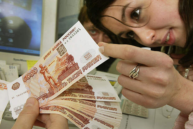 Не плачу деньгу. Девушка с рублями. Женщина с деньгами. Наличка в руках. Люди с русскими деньгами.
