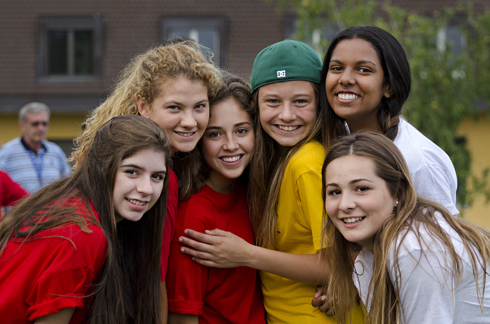 Сайт для подростков. Психологический лагерь для подростков. Фото подростка. Немецкий для подростков. Дети 16-17 лет в лагере.