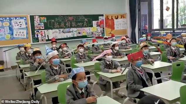 The idea of ‘one-metre hat’ was suggested by the Yangzheng Primary School in Hangzhou, Zhejiang province of eastern China. The school welcomed its students in year 1 to 3 returning to the campus on April 26