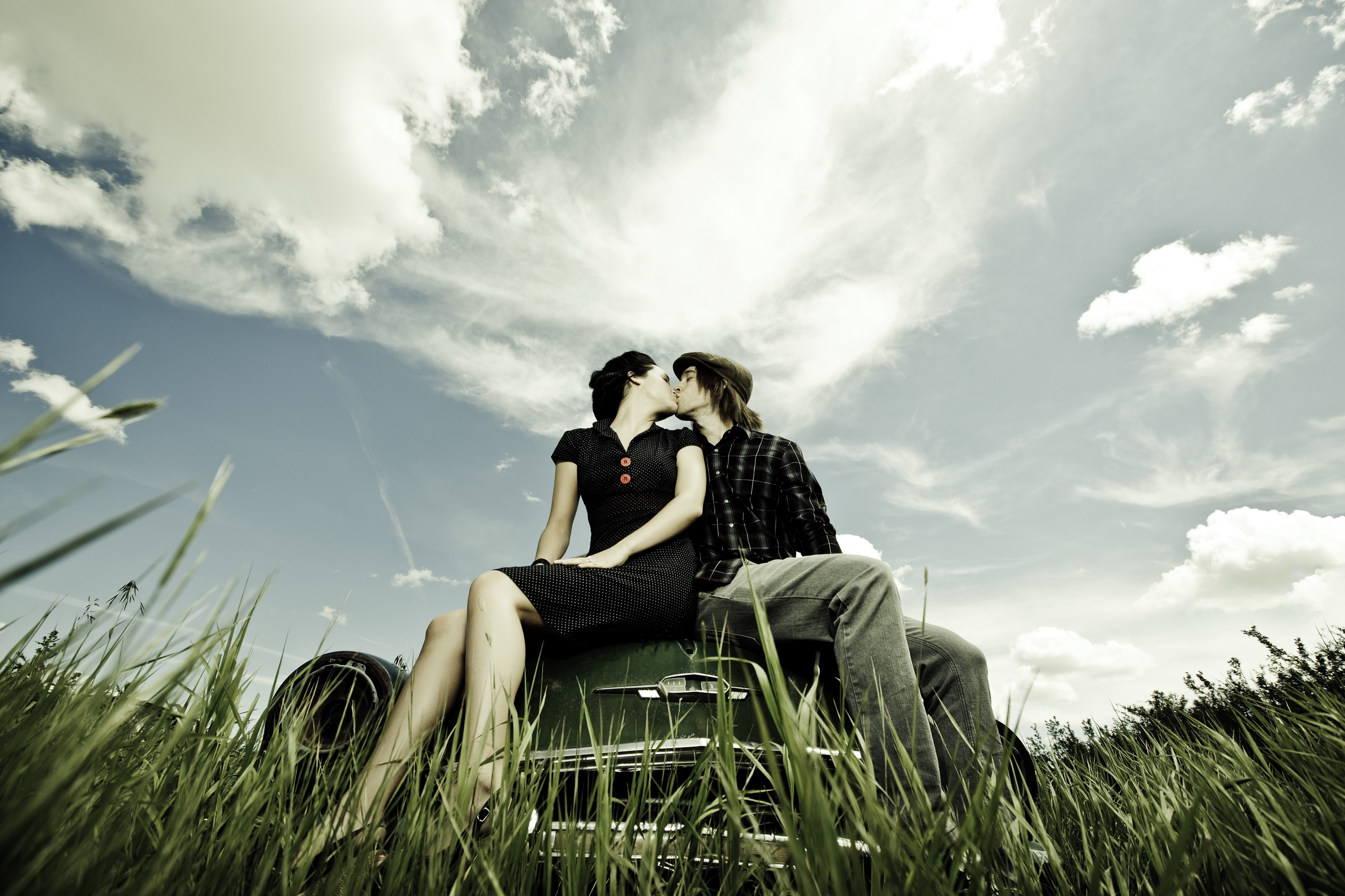 Пара павших. Поцелуй на природе. Мужчина и женщина на природе. Любовь к природе. Пара на траве.