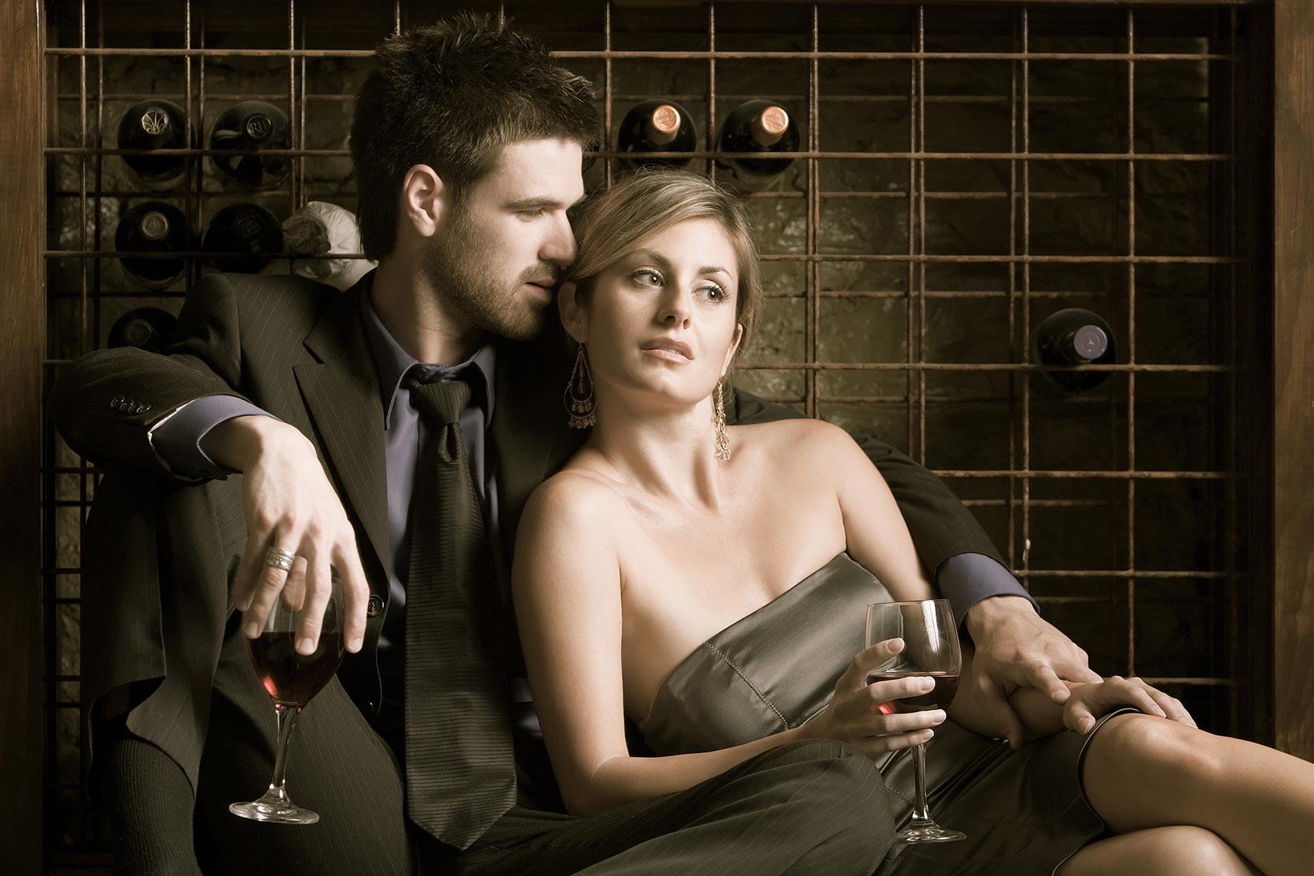 Соблазняют жену видео. Мужчина и женщина. Мужчина напротив женщины. Мужчина и женщина пьют вино. Соблазнение.