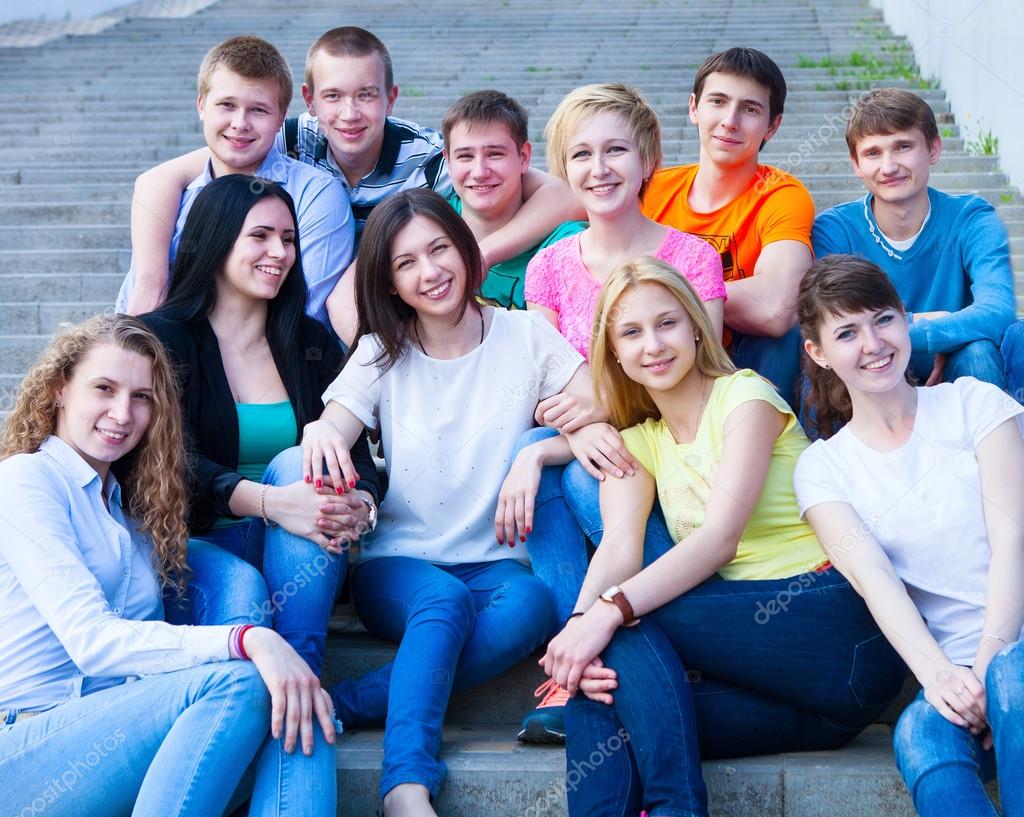 Молодая группа подростков