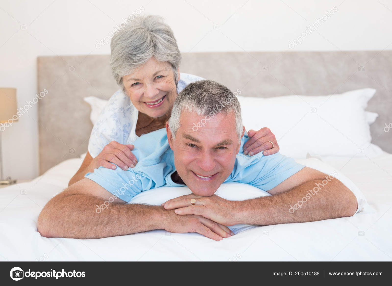 Пожилые супруги видео. Пожилые супруги в кровати. Старые супруги в спальне. Пожилая жена в спальне. Пожилые супруги дома в постели.