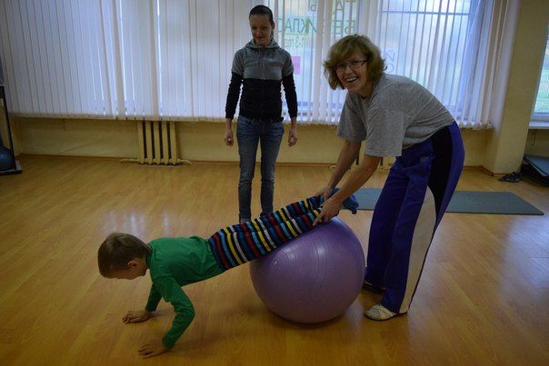 Гимнастика родители. Занятия ЛФК С детьми с ОВЗ. Дети с ОВЗ физическая культура. Физкультура для детей с ОВЗ. Оздоровительная физкультура для детей с ОВЗ.