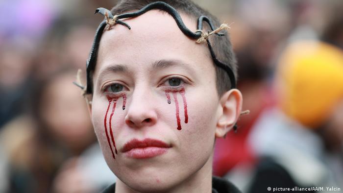 Woman wearing crown of thorns, fake blood on face (picture-alliance/AA/M. Yalcin)